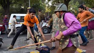 पुलिस की लाठी का असर तुम क्या जानो... पुलिस की लाठी का असर तुम क्या जानो...