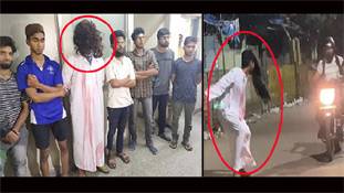 Viral Prank Video: अंधेरी सड़कों पर घूमने वाले ऐसे भूत पुलिस के डंडे से ही भागते हैं ! Viral Prank Video: अंधेरी सड़कों पर घूमने वाले ऐसे भूत पुलिस के डंडे से ही भागते हैं !