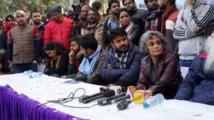 CAA Protest: मोदी विरोध के नाम पर अरुंधती रॉय देशद्रोह के लिए तो नहीं उकसा रहीं?