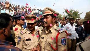 हैदराबाद एनकाउंटर: पुलिस को कंधे पर बैठाने से पहले ये ज़रूर पढ़ें हैदराबाद एनकाउंटर: पुलिस को कंधे पर बैठाने से पहले ये ज़रूर पढ़ें