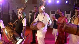 शायद राहुल का 'Tribal Dance' CAA पर देश का तनाव ही कम कर दे...