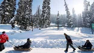 Kashmir tourism: गुलमर्ग में कमी थी तो सरगर्मी की... Kashmir tourism: गुलमर्ग में कमी थी तो सरगर्मी की...