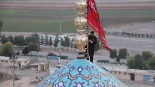 Iran ने अपनी मस्जिद पर लाल झंडा टांग दिया है, मतलब बड़ी जंग होकर रहेगी? Iran ने अपनी मस्जिद पर लाल झंडा टांग दिया है, मतलब बड़ी जंग होकर रहेगी?
