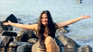 Sona Mohapatra की बिकनी पर तंज कसने वाले तो नग्न ही नजर आते हैं!