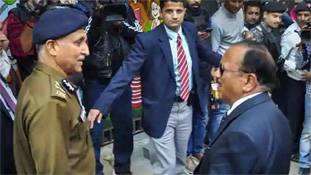 Delhi riots: अजित डोभाल को सड़क पर उतारने में राजनीति भी, रणनीति भी Delhi riots: अजित डोभाल को सड़क पर उतारने में राजनीति भी, रणनीति भी