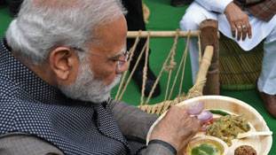 Modi के लिट्टी-चोखा खाने के साथ BJP का Bihar election कैंपेन शुरू Modi के लिट्टी-चोखा खाने के साथ BJP का Bihar election कैंपेन शुरू