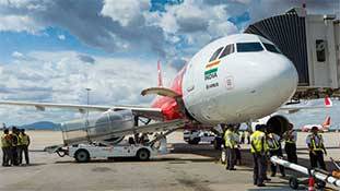 पैसेंजर के छींकने से पायलट प्लेन से कूद भागा, समझिए यही हाल घर-घर के हो सकते हैं