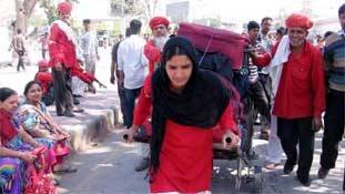 Women coolie: रेल मंत्रालय तो गलत है ही, शशि थरूर भी चूक गए Women coolie: रेल मंत्रालय तो गलत है ही, शशि थरूर भी चूक गए