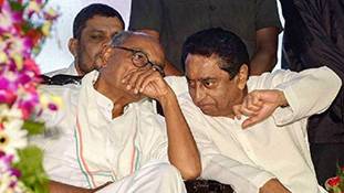 Madhya Pradesh crisis: कमलनाथ की कुर्सी और दिग्विजय सिंह का सबकुछ दांव पर Madhya Pradesh crisis: कमलनाथ की कुर्सी और दिग्विजय सिंह का सबकुछ दांव पर