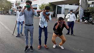 Lockdown: पुलिस वालों की सजा बता रही है कि ये टीचर बनना चाहते थे! Lockdown: पुलिस वालों की सजा बता रही है कि ये टीचर बनना चाहते थे!