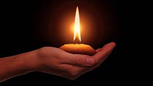 9 PM 9 Minute: देशवासियों के दिया जलाने से पहले नेता नेता अपनी राजनीति की मशाल जला लाए!