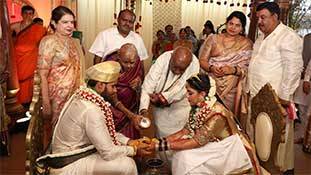 Lockdown marriage: कुमारस्वामी और उनके बेटे से ना रुका गया!