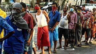 शराब के लिए मजदूरों को लाइन में लगवाना मालिकों की घिनौनी चाल थी!