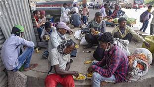 चुनावों में अब प्रवासी मजदूर भी एक अलग वोट बैंक होगा- लेकिन किसका? चुनावों में अब प्रवासी मजदूर भी एक अलग वोट बैंक होगा- लेकिन किसका?