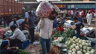 Uttar Pradesh news: डॉक्टर्स-पुलिस के बाद आया पत्रकारों का नंबर, संक्रमित सब्ज़ी वालों ने ख़तरा और बढ़ाया