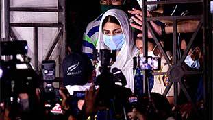 Live Reporting: आइये सीधे चलते हैं Rhea के घर और देखें क्या नजारा है वहां... Live Reporting: आइये सीधे चलते हैं Rhea के घर और देखें क्या नजारा है वहां...