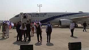 इजराइली विमान अबू धाबी में उतरा, मानो चंद्रमा पर इंसान ने कदम रखा!