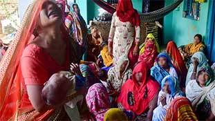 Hathras Gangrape case: हाथरस में यूपी पुलिस ने बेशर्मी के सारे रिकॉर्ड तोड़ दिए हैं! Hathras Gangrape case: हाथरस में यूपी पुलिस ने बेशर्मी के सारे रिकॉर्ड तोड़ दिए हैं!