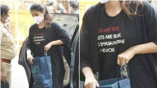 Rhea Chakraborty arrest: बॉलीवुड सेलेब्स और सुशांत के फैंस के बीच जंग शुरू