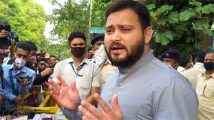 तेजस्वी यादव तो छुपा रुस्तम बन कर नीतीश कुमार को छकाने भी लगे हैं! तेजस्वी यादव तो छुपा रुस्तम बन कर नीतीश कुमार को छकाने भी लगे हैं!