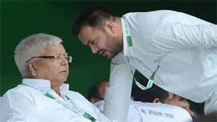 लालू यादव के एक फोन ने तेजस्वी की पॉलिटिक्स पर स्पीड ब्रेकर लगा दिया