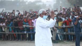 Bihar Results: सत्ता विरोधी लहर में नीतीश झुलसे, BJP साफ बच निकली