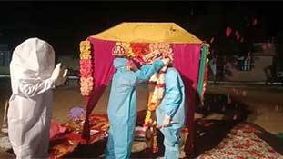 कोरोना पाजिटिव दुल्हन का पीपीई किट पहनकर सात फेरे लेना, भई कमाल ही तो है कोरोना पाजिटिव दुल्हन का पीपीई किट पहनकर सात फेरे लेना, भई कमाल ही तो है