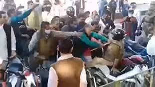 BJP नेता से पिटने के बाद उत्तर प्रदेश पुलिस की मासूमियत पर तरस आता है! BJP नेता से पिटने के बाद उत्तर प्रदेश पुलिस की मासूमियत पर तरस आता है!