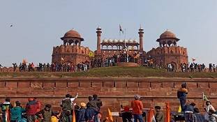 Farmers protest: हुड़दंगियों ने लाल किले को ‘कैपिटल हिल’ में बदल डाला