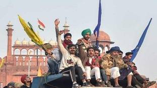 Farmers violent protest: क्या किसानों के कंधे पर बंदूक रखकर किसी और ने गोली चलाई?