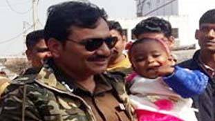 एनकाउंटर में मारे गए बदमाश की बेटी की परवरिश करता एनकाउंटर करने वाला!