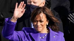 कमला हैरिस की बैंगनी ड्रेस ने क्यों जीता लोगों का दिल