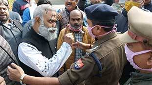 सोमनाथ भारती भूल गए वह योगी आदित्यनाथ के इलाके में हैं! सोमनाथ भारती भूल गए वह योगी आदित्यनाथ के इलाके में हैं!