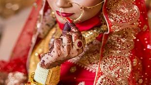 स्टेज पर फोटोग्राफर की 'हरकत' पर दूल्हे का थप्पड़, लेकिन हीरो तो दुल्हन की हंसी है