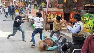 चाट वाले चचा की फाइट देखकर रेसलर बेल्ट और पहलवान लंगोट पहनने से शर्माएंगे! चाट वाले चचा की फाइट देखकर रेसलर बेल्ट और पहलवान लंगोट पहनने से शर्माएंगे!