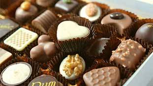 Chocolate Day: जानू आज बेबी को चॉकलेट नहीं दे रहा तो इसके पीछे भी साइंस है!