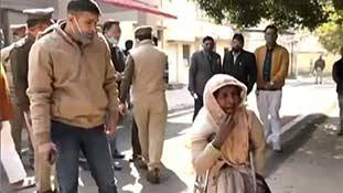 कानपुर पुलिस ने तो आउट होने के बाद बैट बॉल ले जाने वाले बिट्टू को भी मात दे दी! कानपुर पुलिस ने तो आउट होने के बाद बैट बॉल ले जाने वाले बिट्टू को भी मात दे दी!