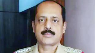 Sachin Vaze: एनकाउंटर स्पेशलिस्ट से 'शिवसैनिक' बने पुलिस अफसर की 'अपराधी बनने' की दास्तां! Sachin Vaze: एनकाउंटर स्पेशलिस्ट से 'शिवसैनिक' बने पुलिस अफसर की 'अपराधी बनने' की दास्तां!