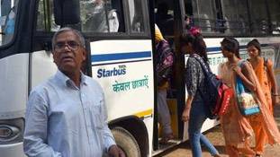 सैल्यूट: पैदल स्कूल जाती लड़कियों के लिए डॉक्टर ने अपने पीएफ के पैसे से खरीदी बस