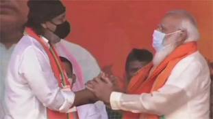 मिथुन चक्रवर्ती की एंट्री ने शुभेंदु अधिकारी के सामने चुनौती खड़ी कर दी मिथुन चक्रवर्ती की एंट्री ने शुभेंदु अधिकारी के सामने चुनौती खड़ी कर दी