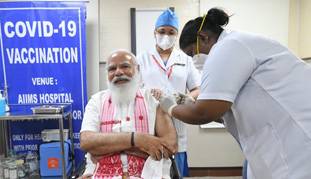 कोविड टीका लगवाते हुए पीएम मोदी ने 2 'गलती' की, जिसे वे ही कर सकते थे!