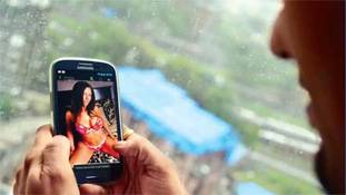 WhatsApp पर अश्लील वीडियो के कारण हनीट्रैप में फंस जाएं, तो क्या करें?