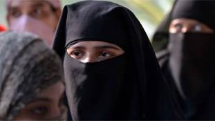 इमरान खान का रेप और महिलाओं के कपड़ों में रिश्ता बताना नया नहीं है