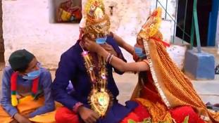 शादी में मंत्रों के साथ ‘मास्क पहनाई' की रस्म का मजाक बना लें लेकिन इग्नोर न करें