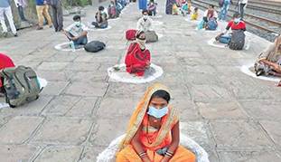 किसी को संक्रमित करने के लिए कोरोना वायरस हवा में कितनी दूर तक जा सकता है? जानिए... किसी को संक्रमित करने के लिए कोरोना वायरस हवा में कितनी दूर तक जा सकता है? जानिए...