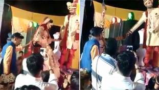 वरमाला से पहले दुल्हन ने की फायरिंग, लोग कह रहे 'व्हाय शुड ब्याव हैव ऑल द फन'