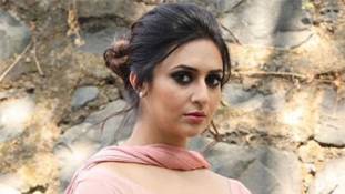 इस जमाने में भी लड़कियों का दुपट्टा ढूढ़ने वाले लोग कौन हैं?