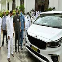 KCR बताएं 11 करोड़ों की कारें खरीदना कितना जरूरी, जब कोरोना के खर्चे सामने हैं? KCR बताएं 11 करोड़ों की कारें खरीदना कितना जरूरी, जब कोरोना के खर्चे सामने हैं?