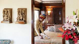 उस पुरुष की चुनौती जो लोगों के लिए ‘कामवाली’ है!