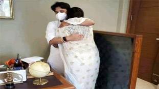 ज्योतिरादित्य सिंधिया संग तस्वीर पर घटिया टिप्पणी करने वालों को इमरती देवी का करारा जवाब